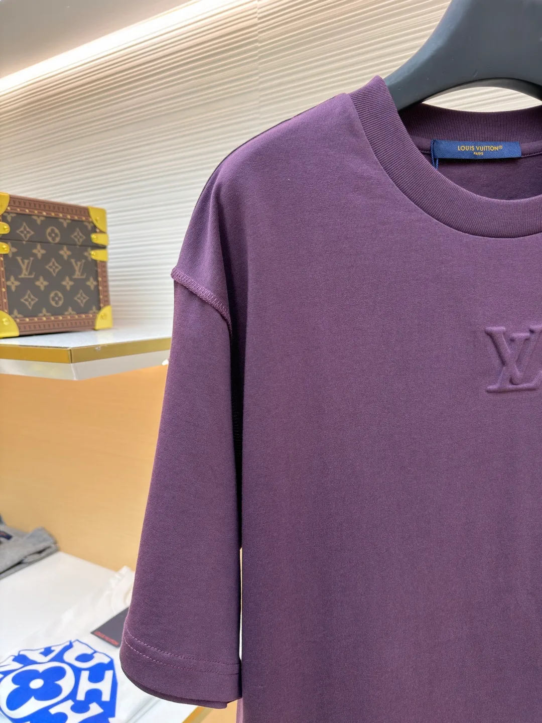 LOUISVUITTON embossed small label T-shirt ●Authentic product: Purchased and developed by 5450 ●Item number: 1682104-A00 ●Fabric: pure cotton fabric ●Technology: embossed production ●Version: fitted version ●Weight: about 300 grams ●Size: XS-S-M-L ●Description: Fabric is 40S/2 Double-strand smooth cotton plain weave, dust-free wool processing; matching 40s single-strand combed cotton, 280g cylindrical machine rib. The front panel is stamped and filled. After low-temperature stamping with a steel stamp, the inside is filled with foam cotton. The bottom surface is directly sealed with low-temperature hot melt glue at 80 degrees Celsius. The integrated machine operation makes the relief pattern three-dimensional and full and stylish. High-quality products require natural and beautiful products. The overall wiring is straight and delicate, the fabric is comfortable and soft, and the color is consistent without color difference. It can be matched with the same style to create a fashionable look and control various occasions. Customized accessories, complete with three standards, same style for men and women!